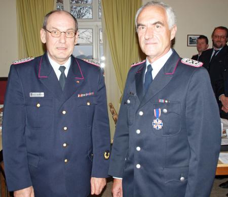 bernd meyer r erhlt das ehrenkreuz von abschnittsleiter hans-jrgen behnken l2