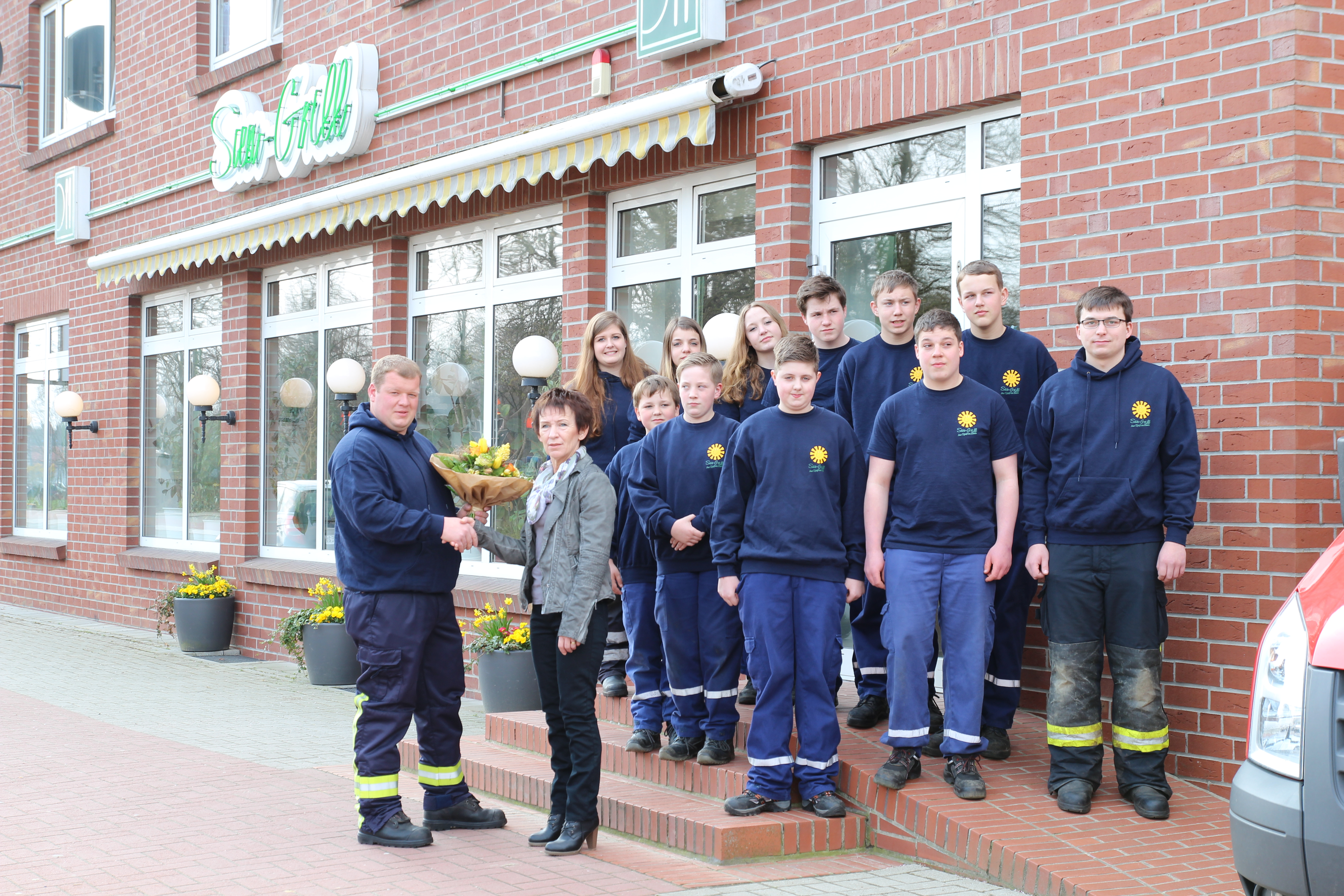 Jugendwart Stephan Wilkens bedankt sich bei Gesch&auml;ftsf&uuml;hrerin Rita Meyer f&uuml;r die neue Ausstattung.