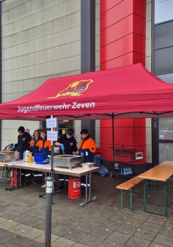 Jugendfeuerwehr grillt bei Famila